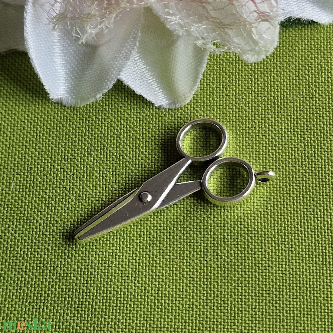 MED38 - Ezüst színű szabó-varró medál 35x18mm 1. Olló - kellékek & szerszámok - ékszerkellék - charmok - Meska.hu MED38 - Ezüst színű szabó-varró medál 35x18mm 1. Olló - kellékek & szerszámok - ékszerkellék - charmok - Meska.hu