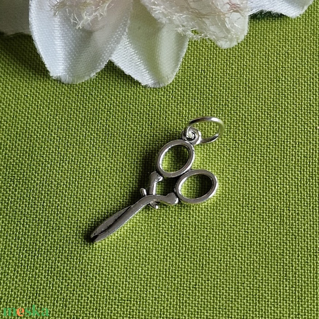 MED39 - Ezüst színű szabó-varró medál 30x14mm  2. Olló - kellékek & szerszámok - ékszerkellék - charmok - Meska.hu
