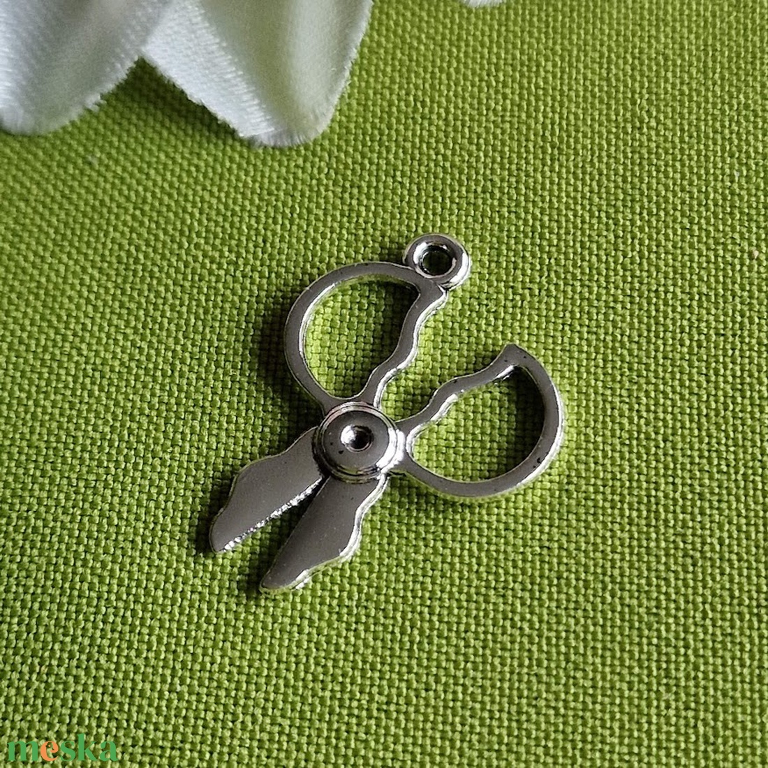 MED40 - Ezüst színű szabó-varró medál 30x21mm Hímző olló - kellékek & szerszámok - ékszerkellék - charmok - Meska.hu MED40 - Ezüst színű szabó-varró medál 30x21mm Hímző olló - kellékek & szerszámok - ékszerkellék - charmok - Meska.hu