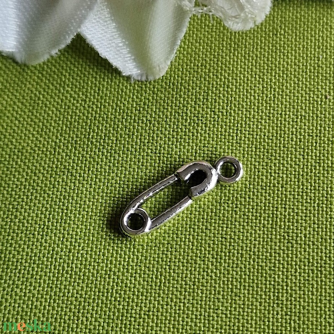 MED44 - Ezüst színű szabó-varró medál 20x5mm biztosítótű, ziherejsztű - kellékek & szerszámok - ékszerkellék - charmok - Meska.hu MED44 - Ezüst színű szabó-varró medál 20x5mm biztosítótű, ziherejsztű - kellékek & szerszámok - ékszerkellék - charmok - Meska.hu