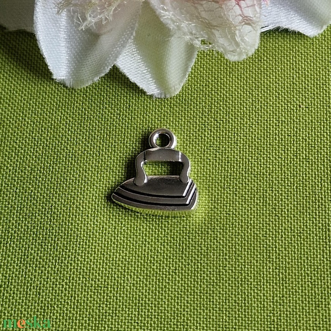 MED48 - Ezüst színű szabó-varró medál 16x18mm 2. vasaló - kellékek & szerszámok - ékszerkellék - charmok - Meska.hu MED48 - Ezüst színű szabó-varró medál 16x18mm 2. vasaló - kellékek & szerszámok - ékszerkellék - charmok - Meska.hu
