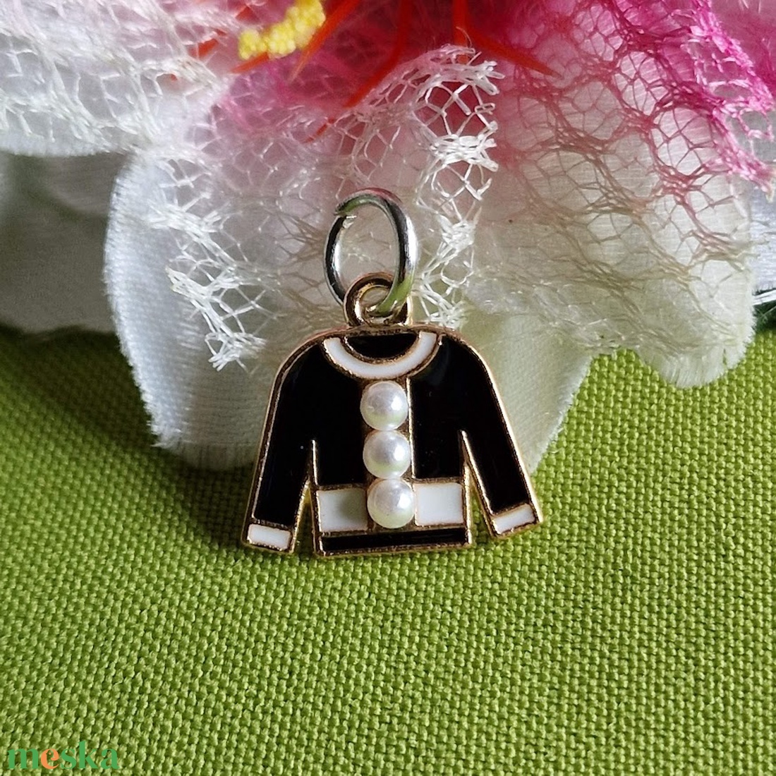 MED52 - Arany színű szabó-varró medál 19x18mm Tűzzománcozott gyöngyös blúz - kellékek & szerszámok - ékszerkellék - charmok - Meska.hu MED52 - Arany színű szabó-varró medál 19x18mm Tűzzománcozott gyöngyös blúz - kellékek & szerszámok - ékszerkellék - charmok - Meska.hu