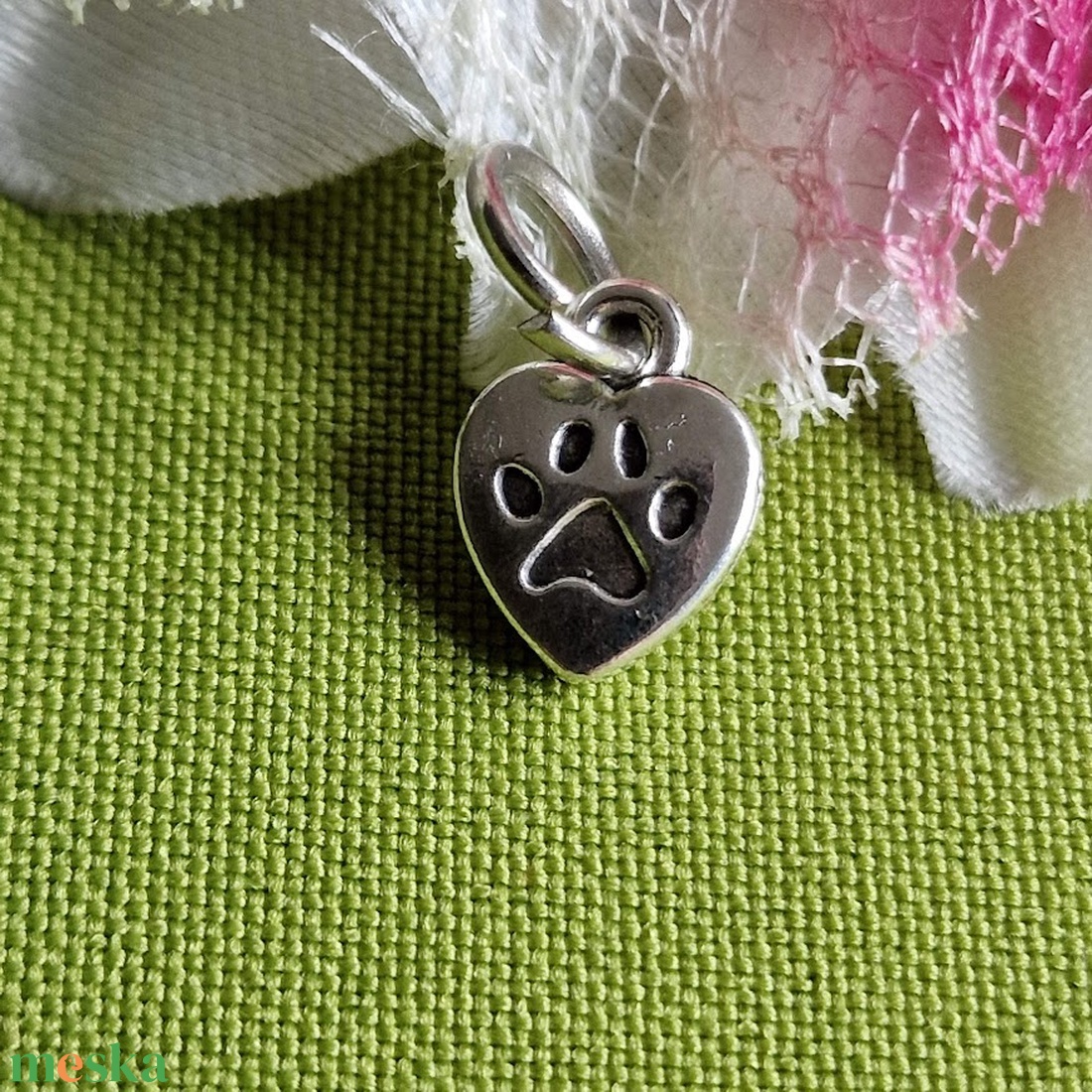 MED64 - Ezüst színű kutyabarát medál 10x14mm - két oldalas szív: mancs + dog - kellékek & szerszámok - ékszerkellék - charmok - Meska.hu MED64 - Ezüst színű kutyabarát medál 10x14mm - két oldalas szív: mancs + dog - kellékek & szerszámok - ékszerkellék - charmok - Meska.hu