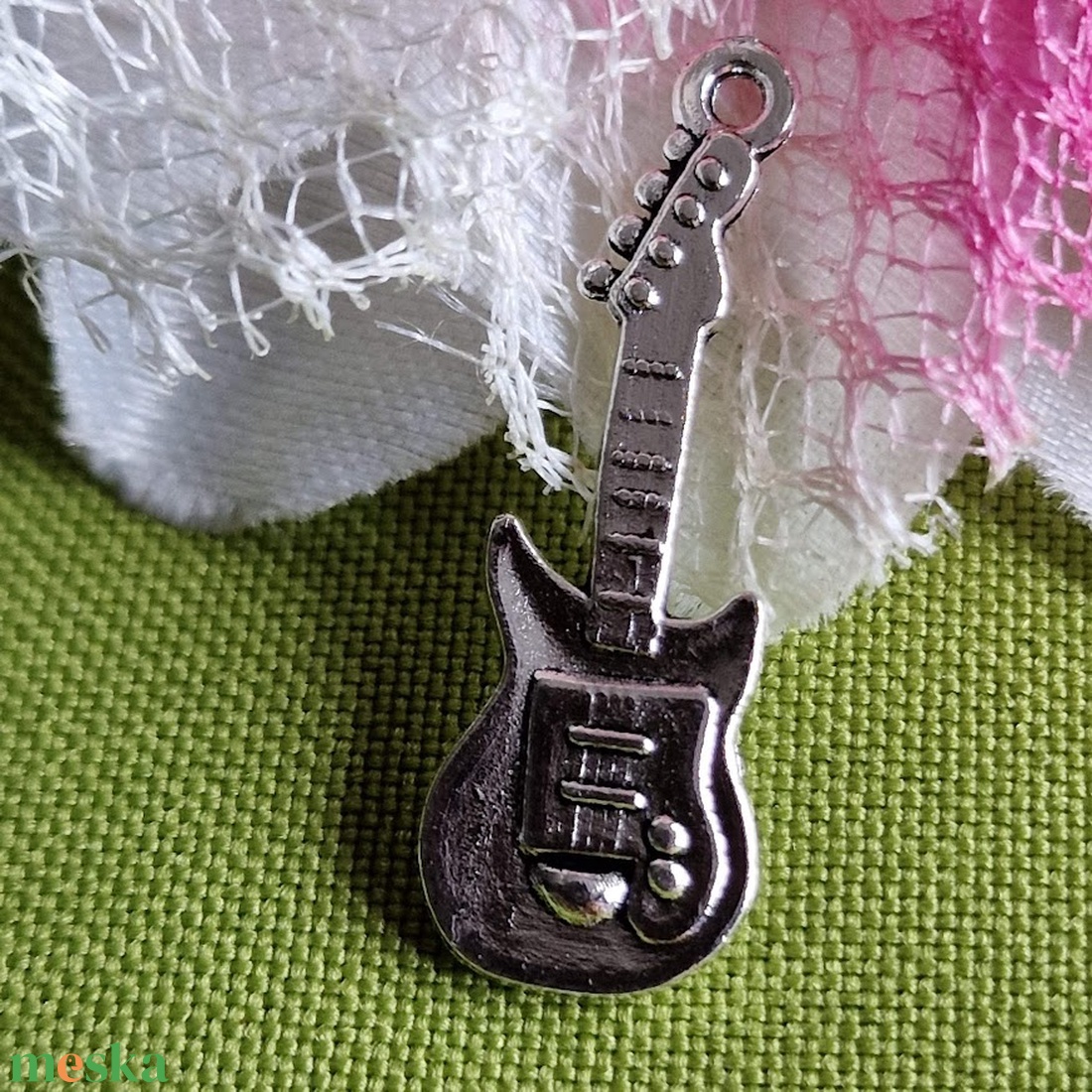 MED87- Ezüst színű zenész medál 31x11mm 2. gitár - kellékek & szerszámok - ékszerkellék - charmok - Meska.hu MED87- Ezüst színű zenész medál 31x11mm 2. gitár - kellékek & szerszámok - ékszerkellék - charmok - Meska.hu