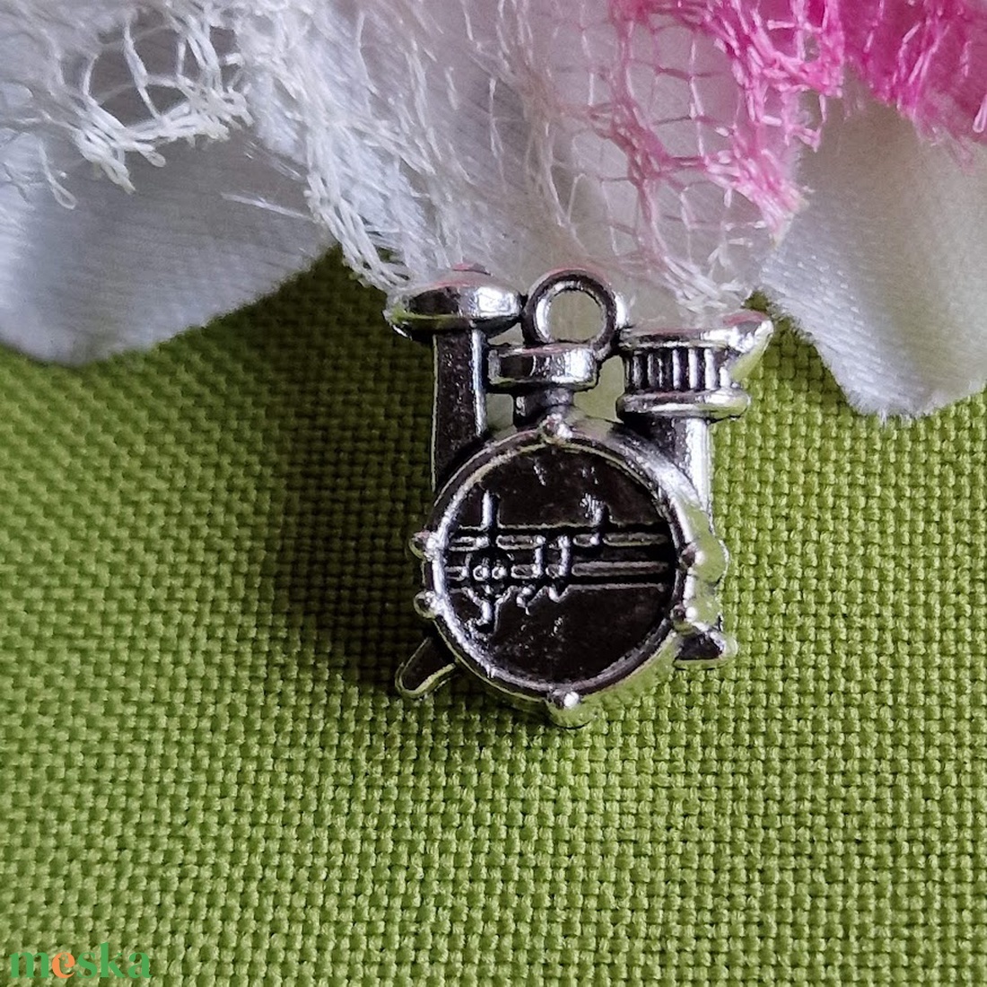 MED90 - Ezüst színű zenész medál 14x16mm dobfelszerelés - kellékek & szerszámok - ékszerkellék - charmok - Meska.hu MED90 - Ezüst színű zenész medál 14x16mm dobfelszerelés - kellékek & szerszámok - ékszerkellék - charmok - Meska.hu