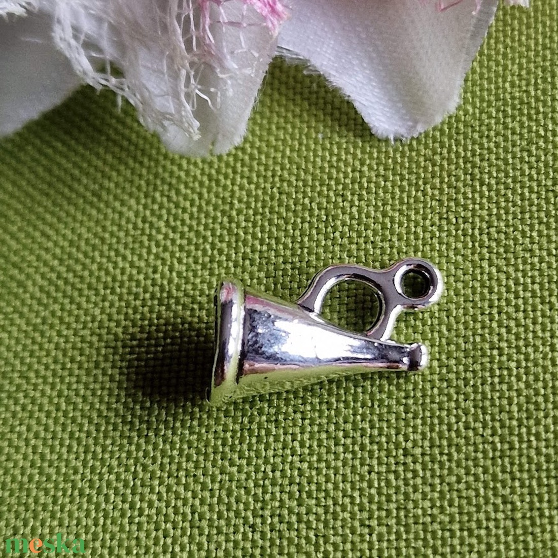 MED91 - Ezüst színű zenész medál 15x11mm  1. kürt - kellékek & szerszámok - ékszerkellék - charmok - Meska.hu