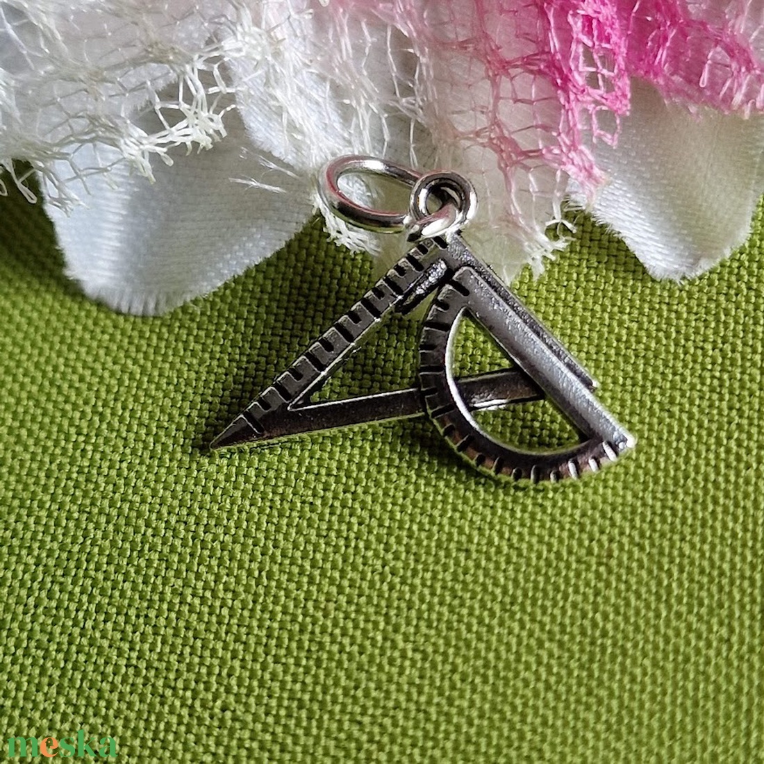 MED67 - Ezüst színű mérnök medál 25x19mm - vonalzó és szögmérő - kellékek & szerszámok - ékszerkellék - charmok - Meska.hu