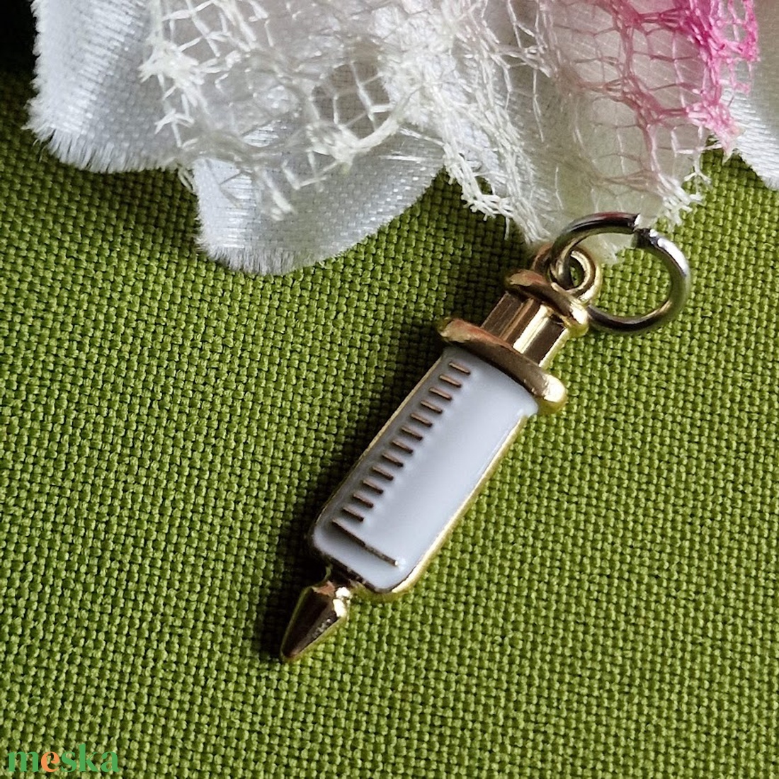 MED74 - Arany színű egyészségügy medál 6x25mm - fecskendő, injekcióstű - kellékek & szerszámok - ékszerkellék - charmok - Meska.hu MED74 - Arany színű egyészségügy medál 6x25mm - fecskendő, injekcióstű - kellékek & szerszámok - ékszerkellék - charmok - Meska.hu