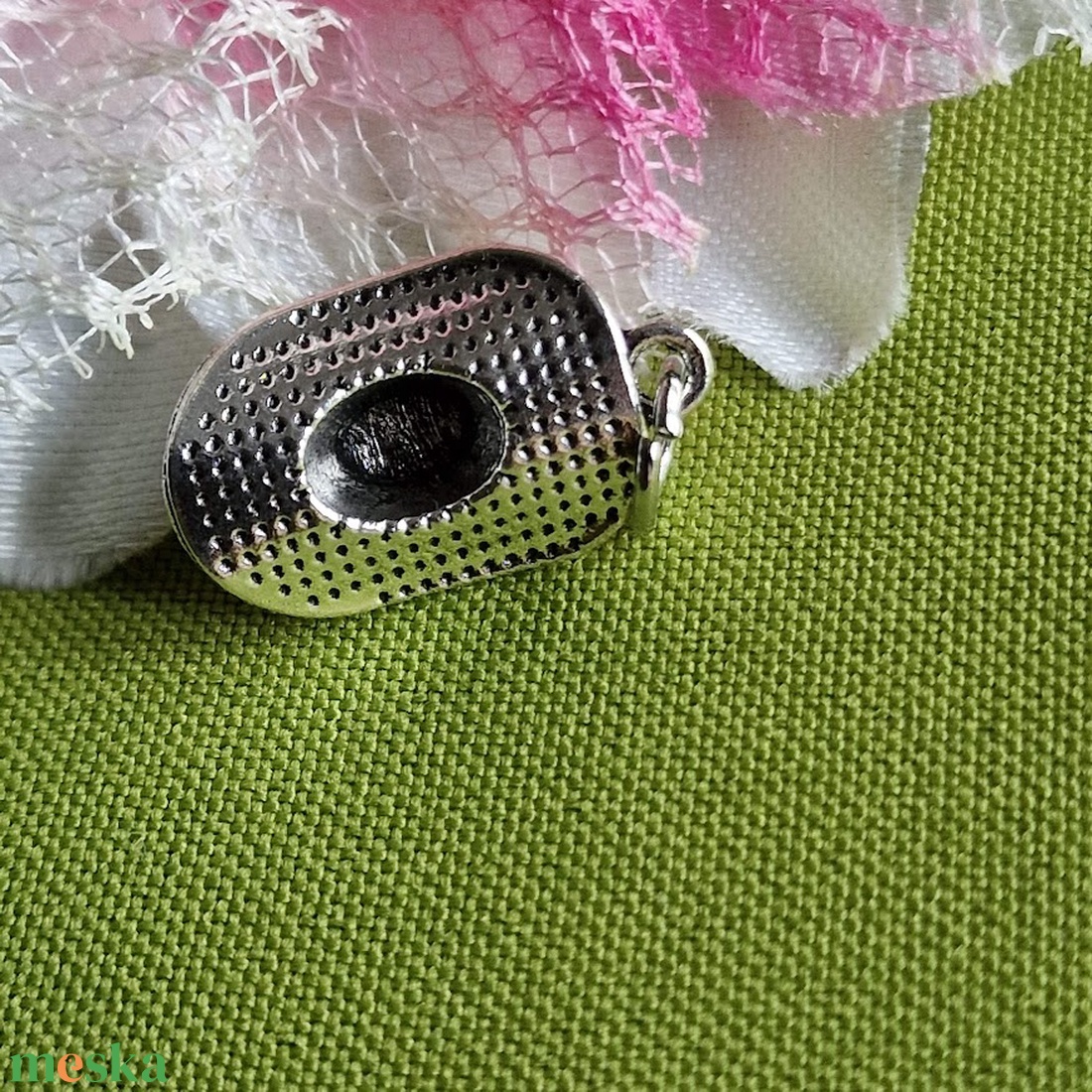 MED79 - Ezüst színű lovas, cowboly medál 20x14x10mm - Cowboy kalap - kellékek & szerszámok - ékszerkellék - charmok - Meska.hu MED79 - Ezüst színű lovas, cowboly medál 20x14x10mm - Cowboy kalap - kellékek & szerszámok - ékszerkellék - charmok - Meska.hu