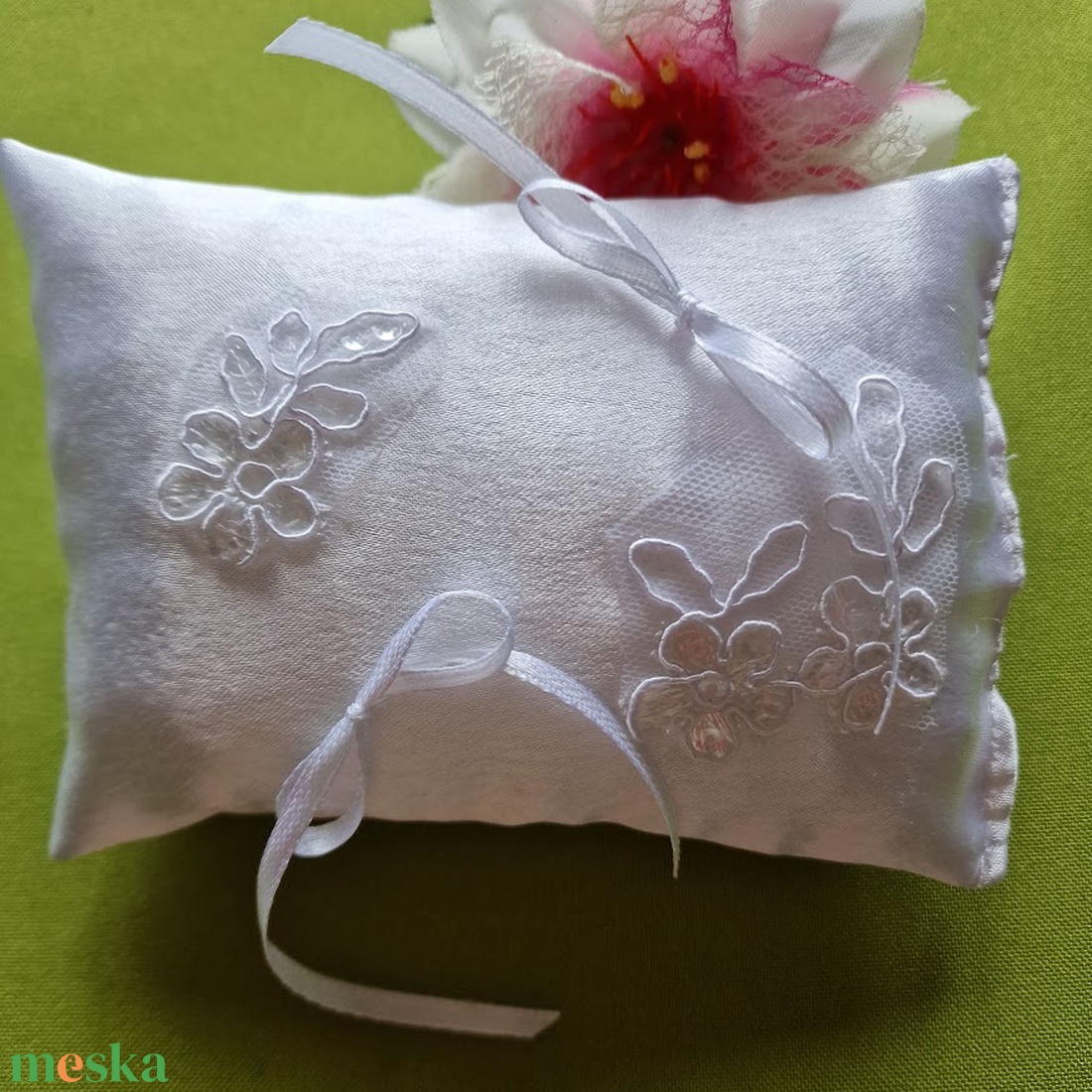 ESKÜVŐ GYP08B - Hófehér 15x11cm szatén gyűrűpárna flitteres csipkével - esküvő - kiegészítők - gyűrűtartó & gyűrűpárna - Meska.hu ESKÜVŐ GYP08B - Hófehér 15x11cm szatén gyűrűpárna flitteres csipkével - esküvő - kiegészítők - gyűrűtartó & gyűrűpárna - Meska.hu