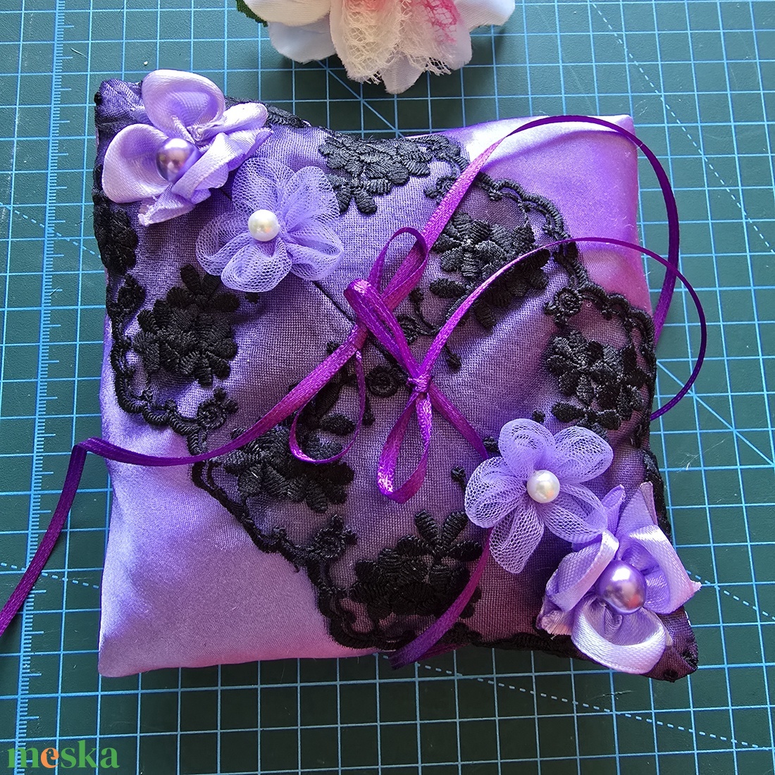 ESKÜVŐ GYP30 - Lila színű gyűrűpárna csipke rátéttel kb. 13x13cm gót stílusban - esküvő - kiegészítők - gyűrűtartó & gyűrűpárna - Meska.hu ESKÜVŐ GYP30 - Lila színű gyűrűpárna csipke rátéttel kb. 13x13cm gót stílusban - esküvő - kiegészítők - gyűrűtartó & gyűrűpárna - Meska.hu