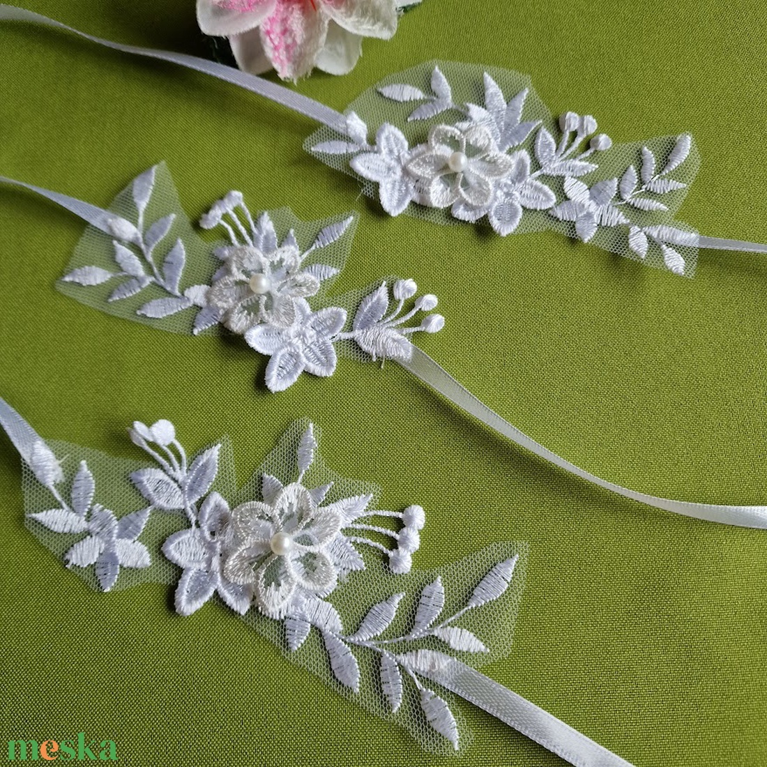 ESKÜVŐ CSD46 - Hímzett csipke csuklódísz fehér szatén virággal - esküvő - ékszer - karkötő & csuklódísz - Meska.hu