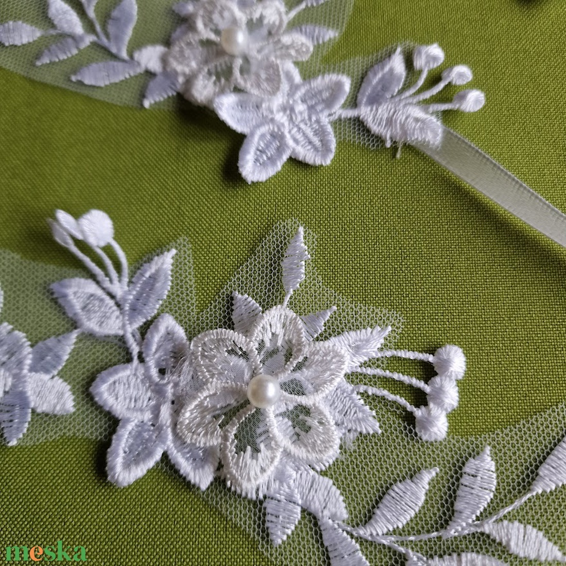 ESKÜVŐ CSD46 - Hímzett csipke csuklódísz fehér szatén virággal - esküvő - ékszer - karkötő & csuklódísz - Meska.hu