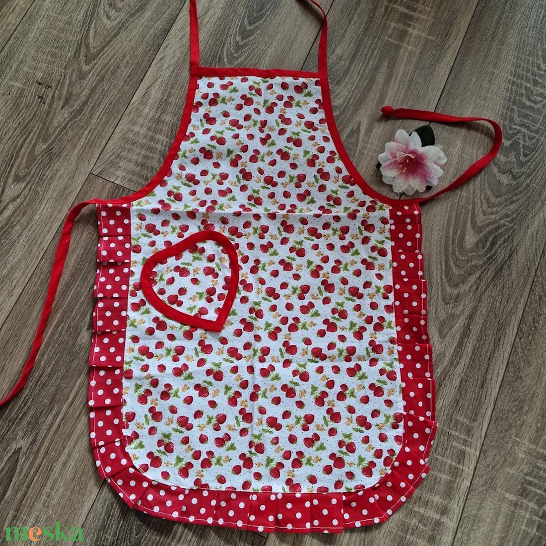 KTN01 - Eper mintás, pöttyös fodros gyerek pamut konyhai kötény és zöld pöttyös felnőtt kötény - otthon & életmód - konyhafelszerelés, tálalás - konyhai textil - kötény - Meska.hu