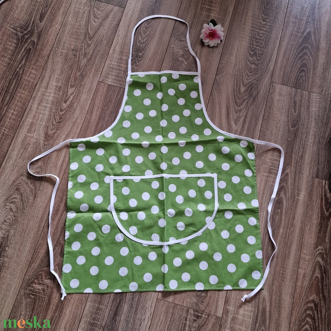 KTN01 - Eper mintás, pöttyös fodros gyerek pamut konyhai kötény és zöld pöttyös felnőtt kötény - otthon & életmód - konyhafelszerelés, tálalás - konyhai textil - kötény - Meska.hu