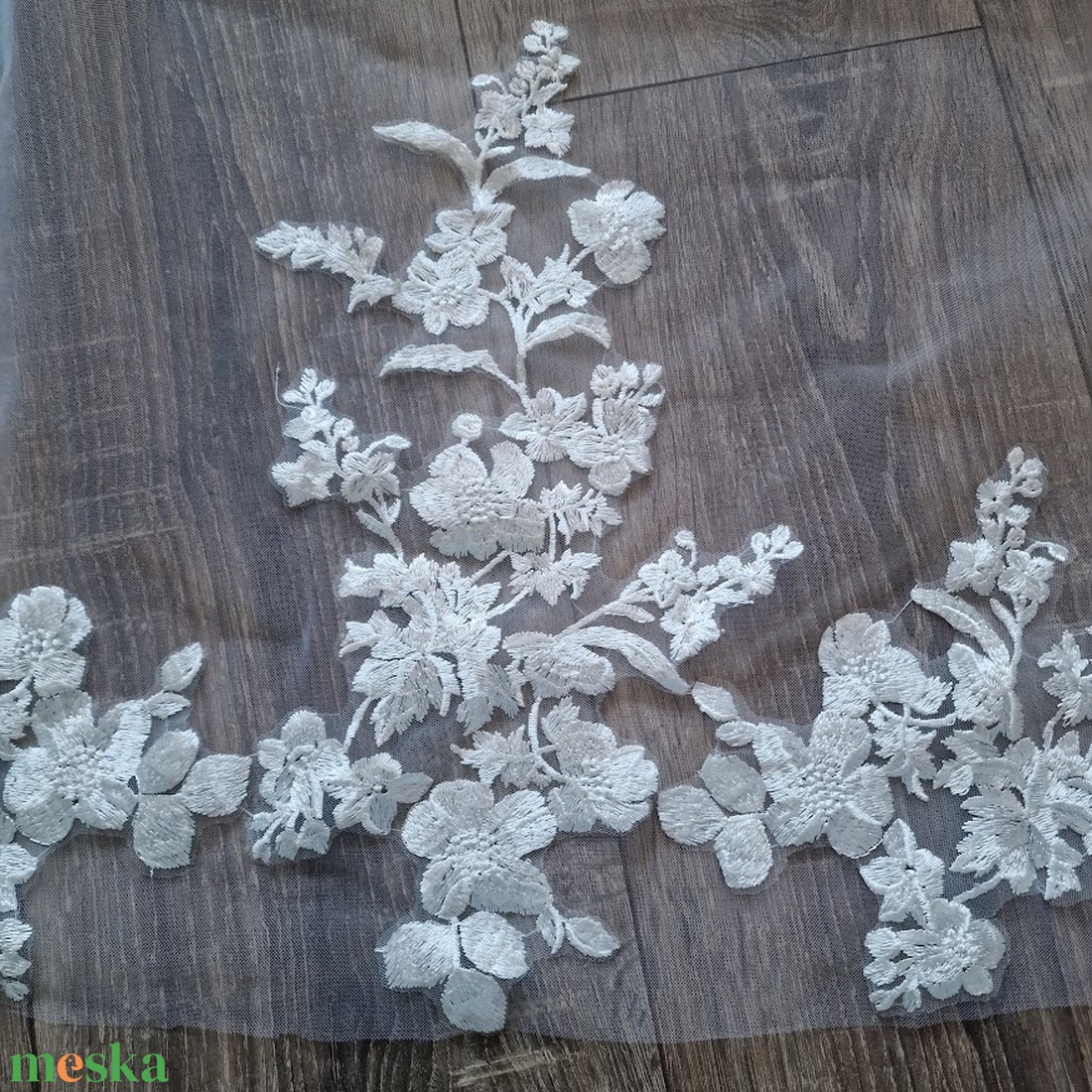FTY141 - 1 rétegű, hímzett virágos, csipkés szélű FEHÉR, 3 méteres menyasszonyi fátyol  - esküvő - kiegészítők - fátyol - Meska.hu