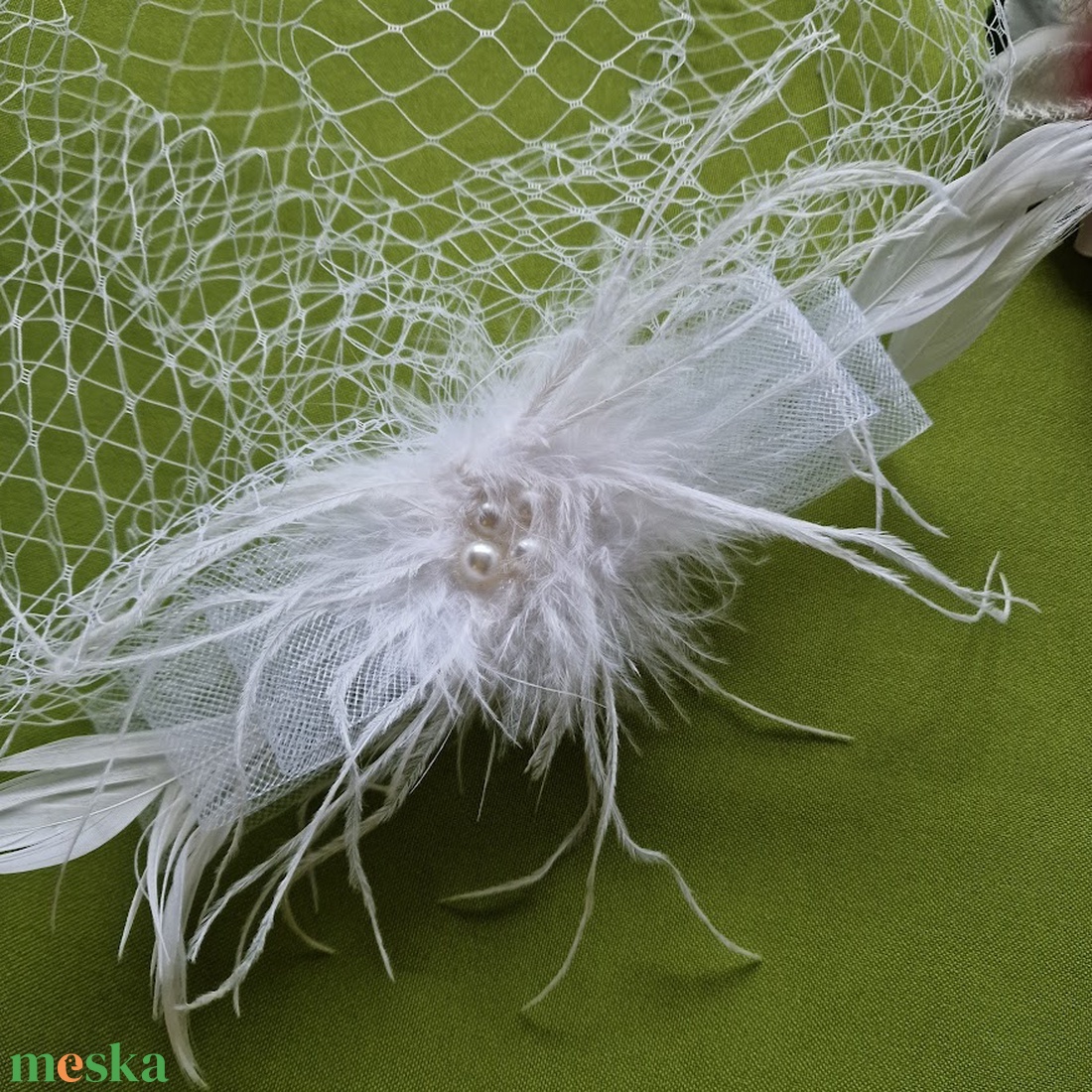 Esküvő FTY139 -  Menyasszonyi tollas, masnis, gyöngyös csattal ellátott fehér arcfátyol, kalitkafátyol - esküvő - kiegészítők - fátyol - Meska.hu