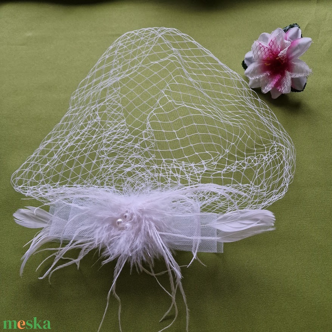 Esküvő FTY139 -  Menyasszonyi tollas, masnis, gyöngyös csattal ellátott fehér arcfátyol, kalitkafátyol - esküvő - kiegészítők - fátyol - Meska.hu