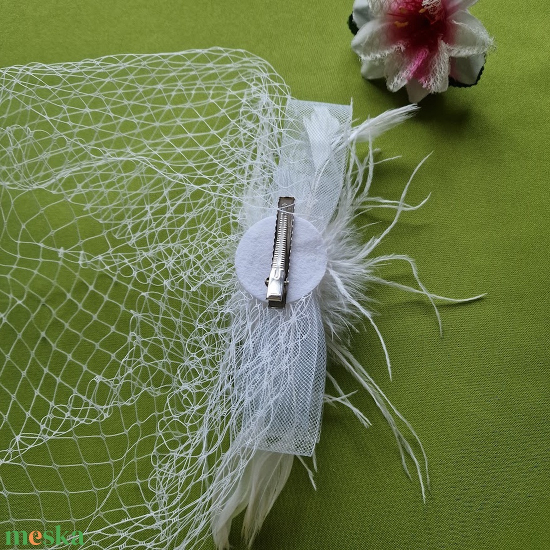 Esküvő FTY139 -  Menyasszonyi tollas, masnis, gyöngyös csattal ellátott fehér arcfátyol, kalitkafátyol - esküvő - kiegészítők - fátyol - Meska.hu