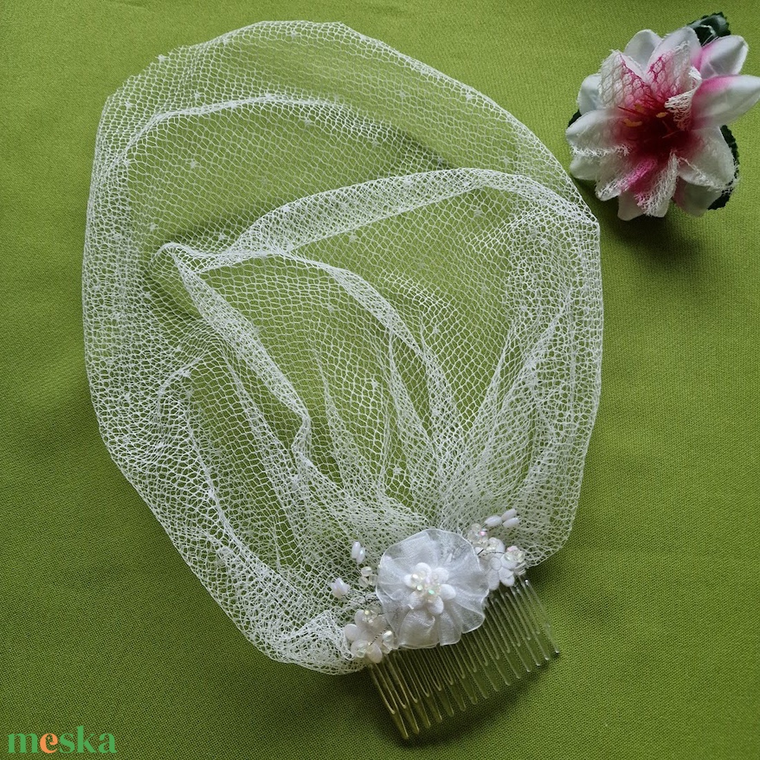 Esküvő FTY140 -  Menyasszonyi Organza virágos, fésűvel ellátott fehér arcfátyol, kalitkafátyol - esküvő - kiegészítők - fátyol - Meska.hu