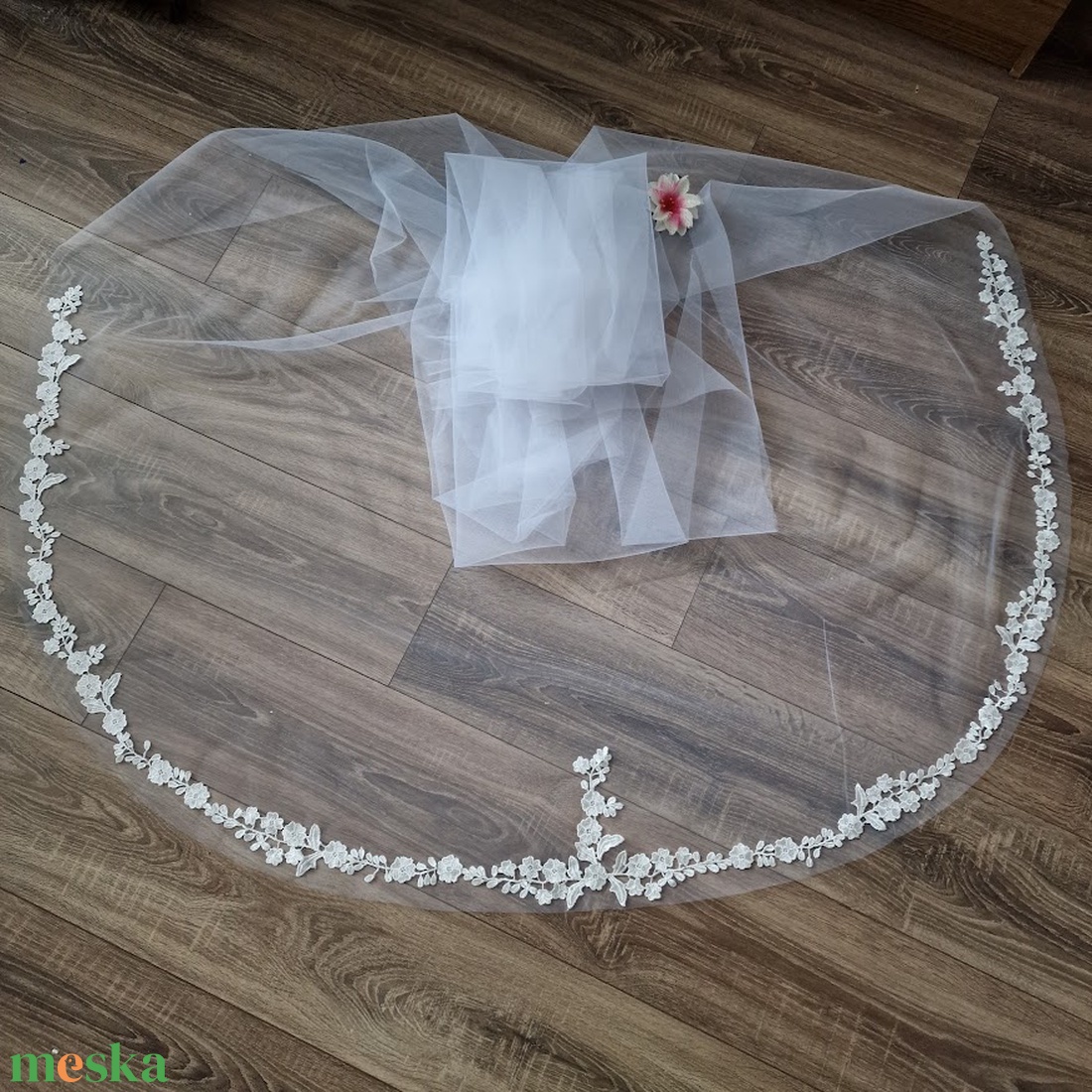 FTY144 - 1 rétegű, hímzett virágos, csipkés szélű FEHÉR, 3 méteres fésús menyasszonyi fátyol - esküvő - kiegészítők - fátyol - Meska.hu