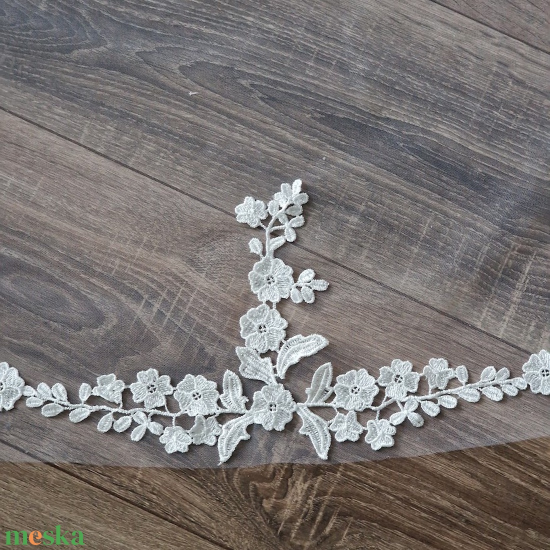 FTY144 - 1 rétegű, hímzett virágos, csipkés szélű FEHÉR, 3 méteres fésús menyasszonyi fátyol - esküvő - kiegészítők - fátyol - Meska.hu