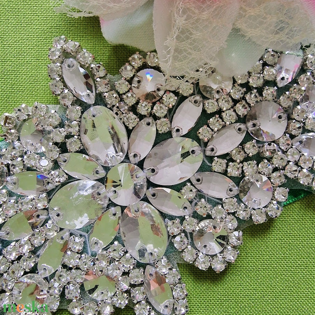 ESKÜVŐ MÖV27 � Kézzel varrt strasszköves menyasszonyi öv 25x10cm - esküvő - kiegészítők - öv & pánt - Meska.hu