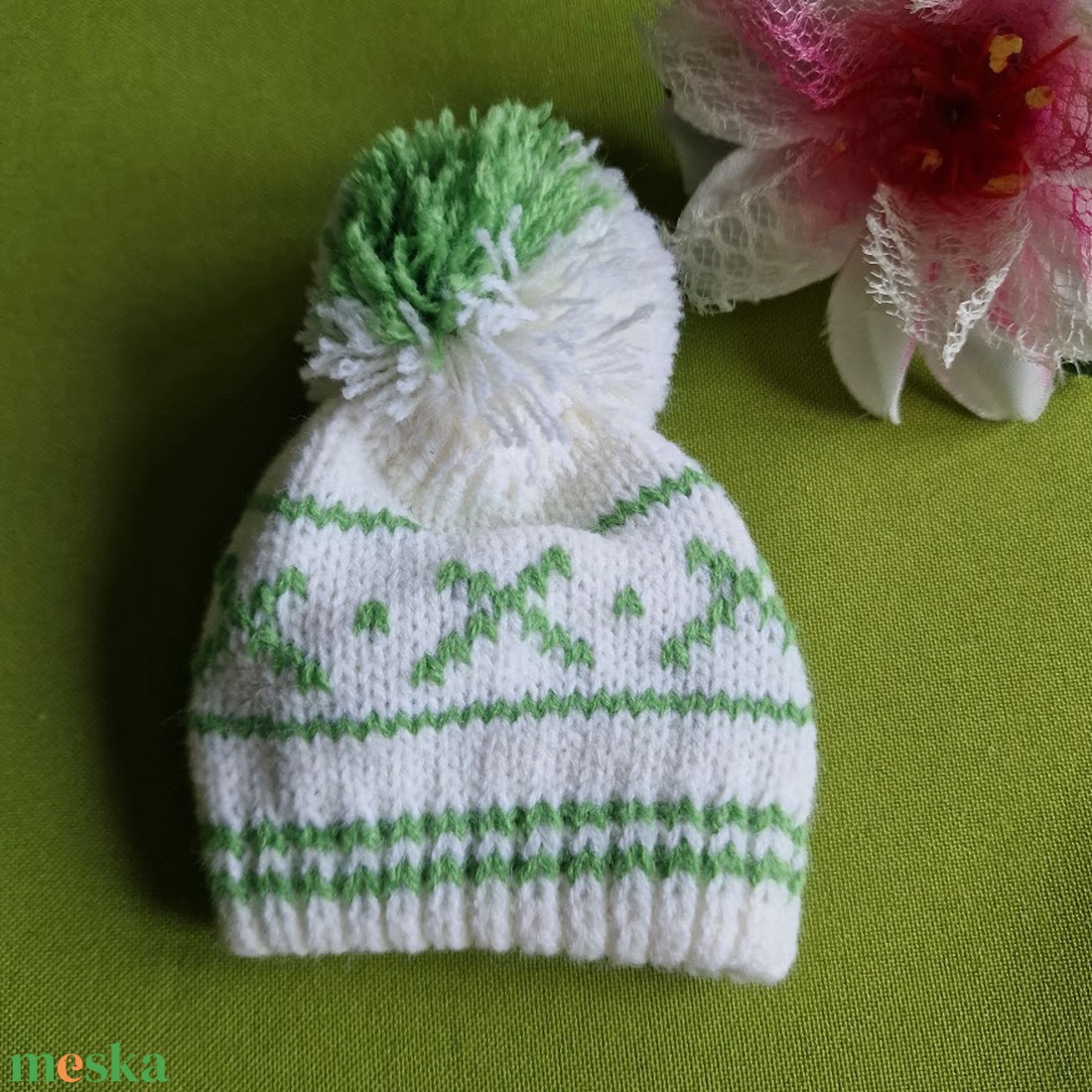 BBR27/28 - Fehér kötött bojtos sapka piros vagy zöld mintával - játék & sport - baba & babaház - babaruha, babakellék - Meska.hu