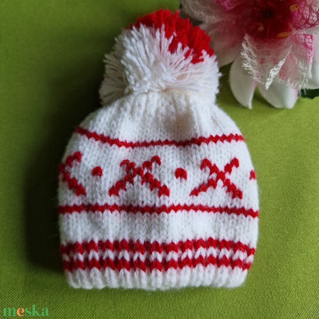 BBR27/28 - Fehér kötött bojtos sapka piros vagy zöld mintával - játék & sport - baba & babaház - babaruha, babakellék - Meska.hu