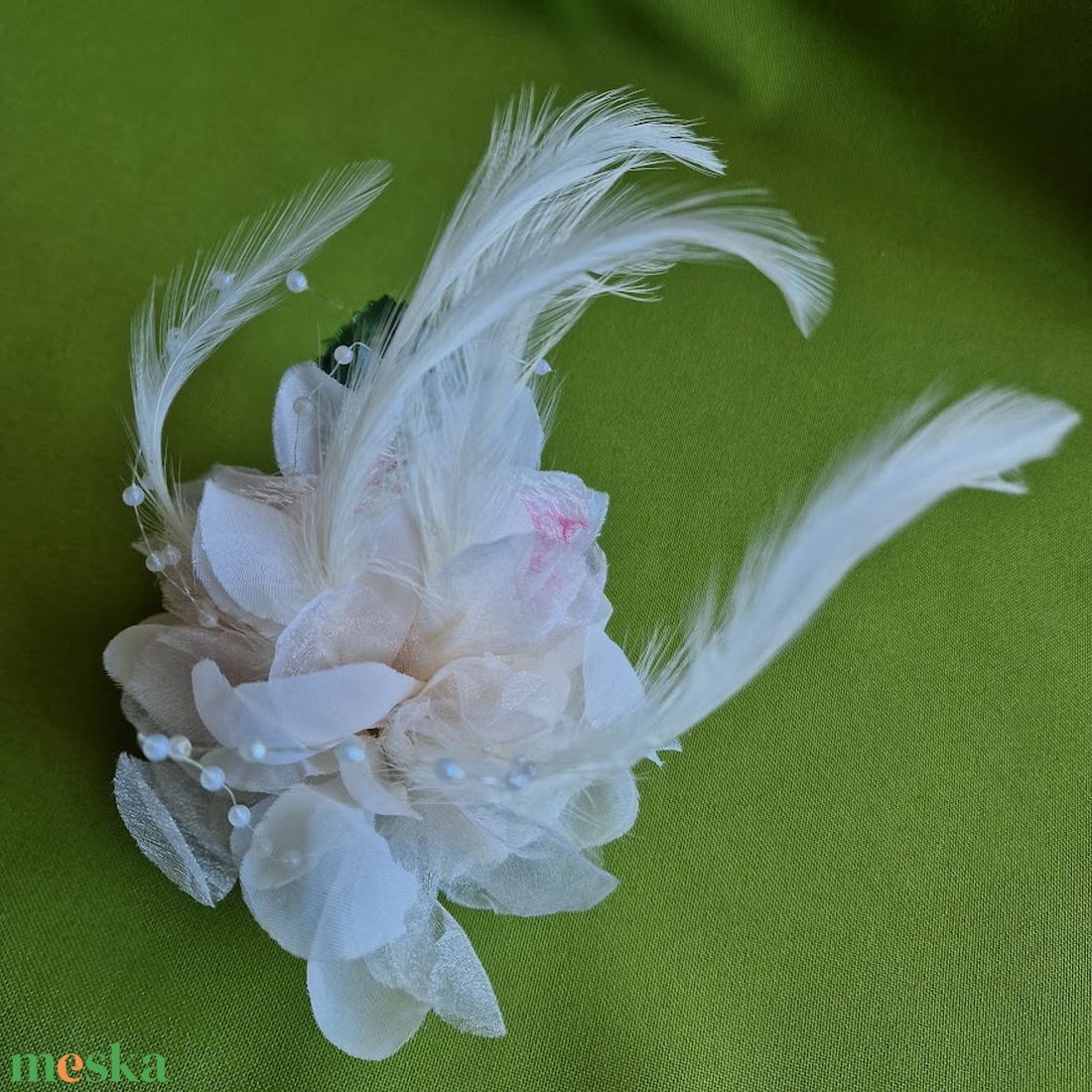 ESKÜVŐ HAD225 - Kitűző, hajdísz - 80mm-es fehér tollas virág - esküvő - hajdísz - kontydísz & hajdísz - Meska.hu