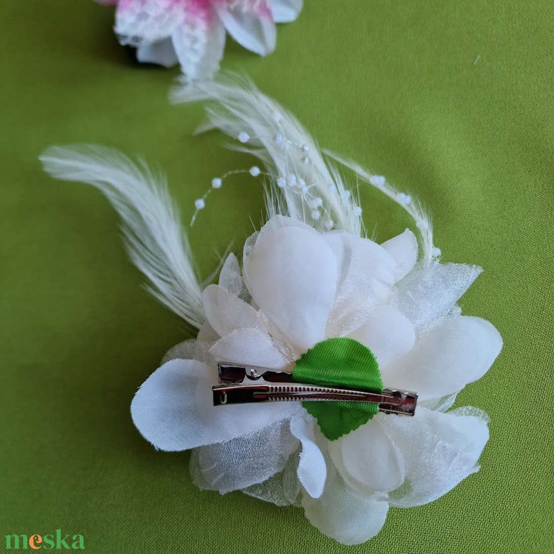 ESKÜVŐ HAD225 - Kitűző, hajdísz - 80mm-es fehér tollas virág - esküvő - hajdísz - kontydísz & hajdísz - Meska.hu