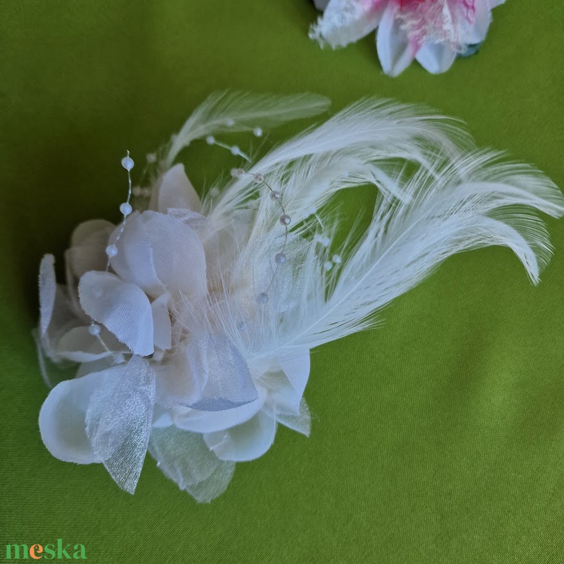 ESKÜVŐ HAD225 - Kitűző, hajdísz - 80mm-es fehér tollas virág - esküvő - hajdísz - kontydísz & hajdísz - Meska.hu