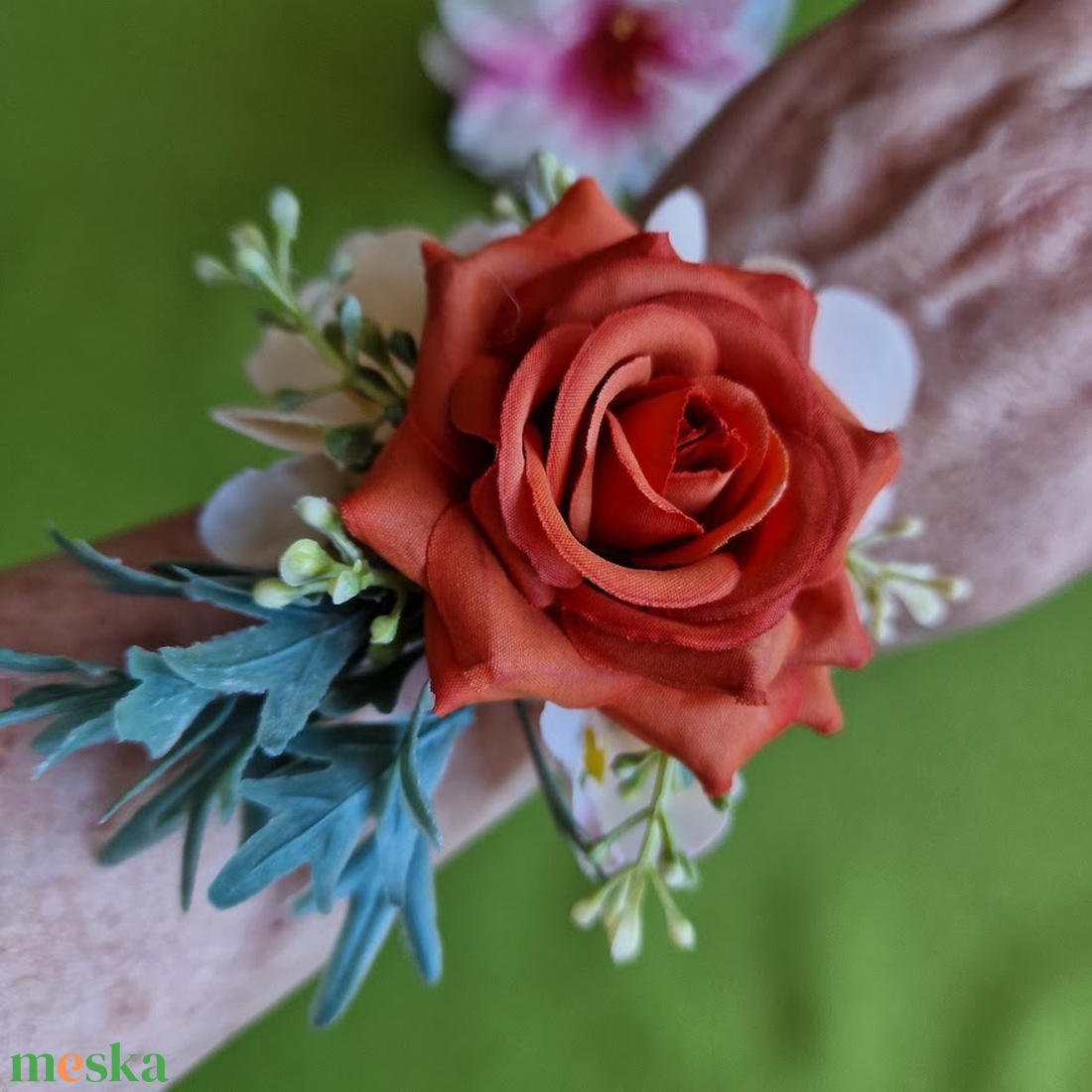 ESKÜVŐ CSD47 - Téglapiros rózsás csuklódísz gyöngyös karkötőn - esküvő - ékszer - karkötő & csuklódísz - Meska.hu