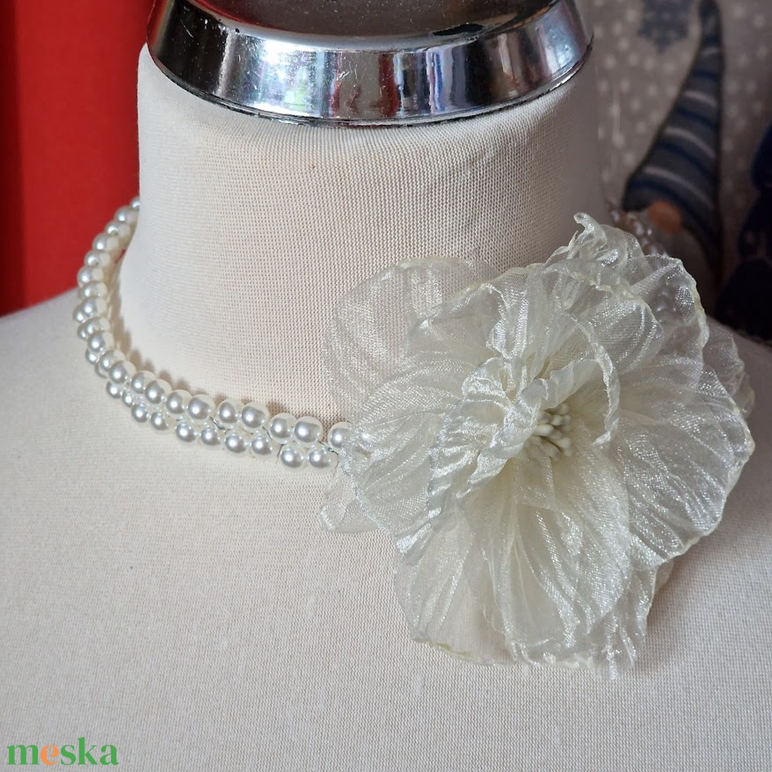 NYM80 - Fehér organza virággal ékesített gyöngysorok, nyakék - ékszer - nyaklánc - medálos nyaklánc - Meska.hu