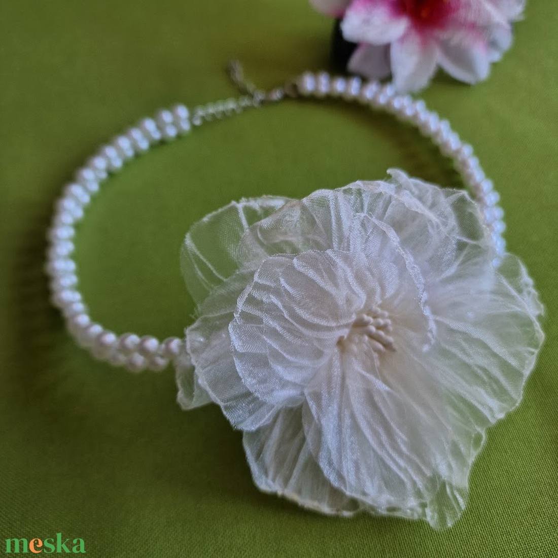 NYM80 - Fehér organza virággal ékesített gyöngysorok, nyakék - ékszer - nyaklánc - medálos nyaklánc - Meska.hu