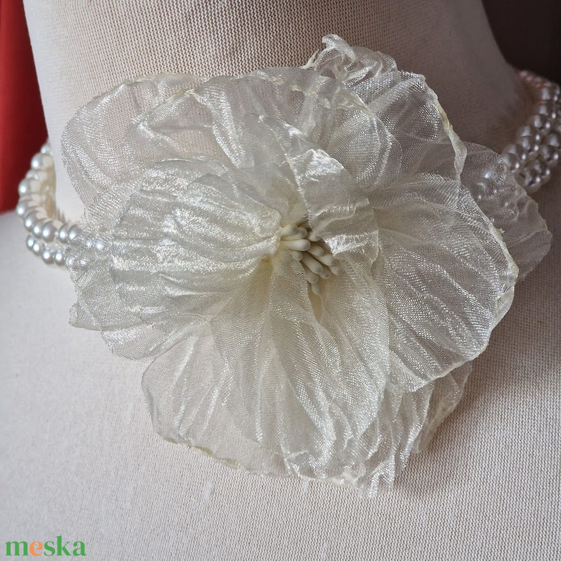 NYM80 - Fehér organza virággal ékesített gyöngysorok, nyakék - ékszer - nyaklánc - medálos nyaklánc - Meska.hu