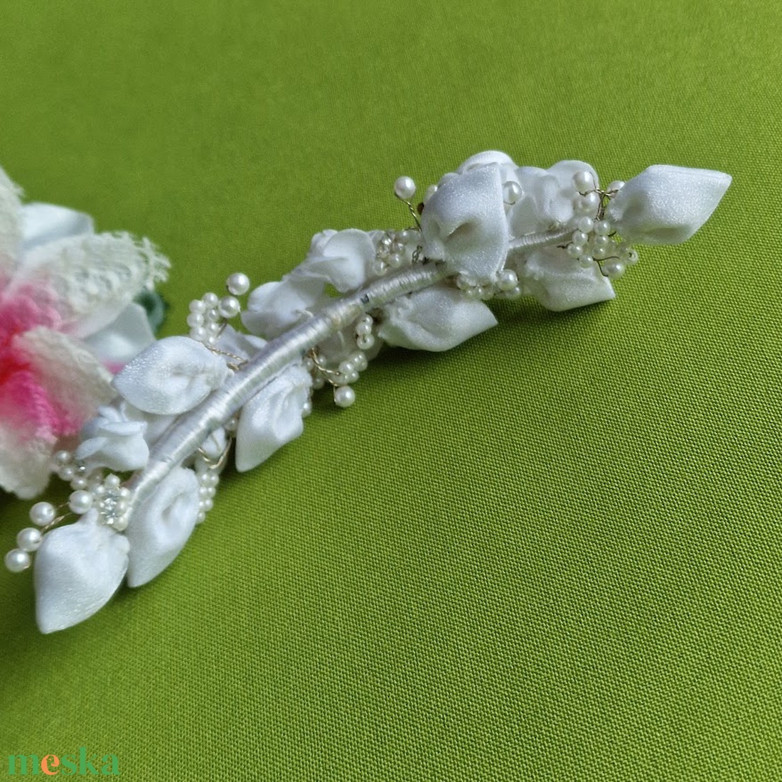 ESKÜVŐ HAD231 - Fehér szatén virágos. gyöngyös menyasszonyi hajpánt, hajdísz - esküvő - hajdísz - fésűs hajdísz - Meska.hu