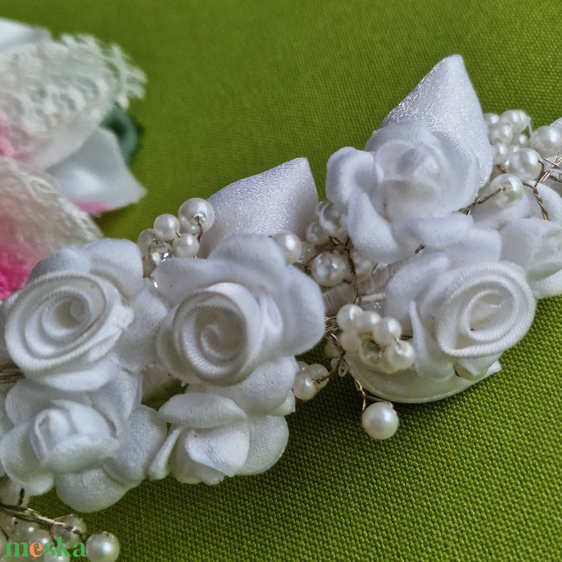 ESKÜVŐ HAD231 - Fehér szatén virágos. gyöngyös menyasszonyi hajpánt, hajdísz - esküvő - hajdísz - fésűs hajdísz - Meska.hu