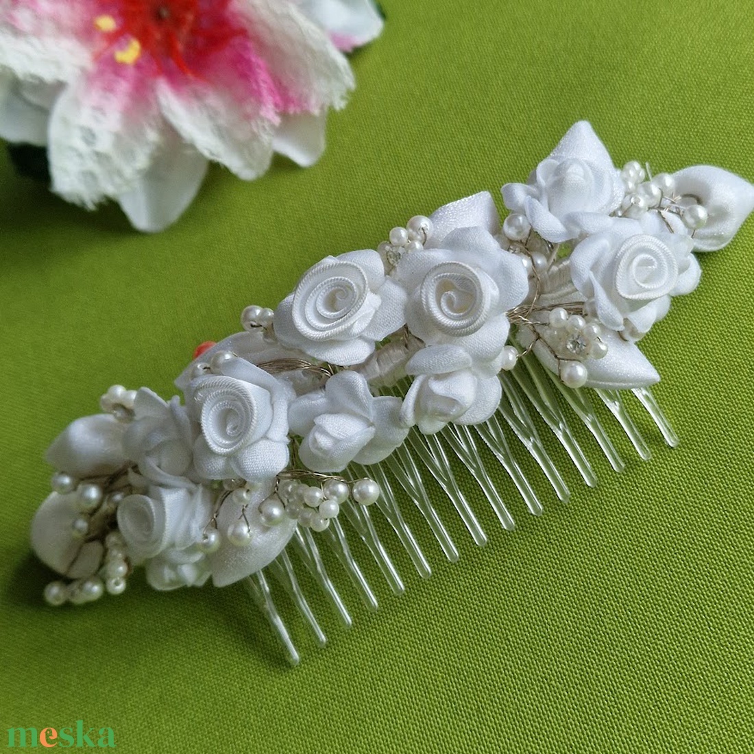 ESKÜVŐ HAD231 - Fehér szatén virágos. gyöngyös menyasszonyi hajpánt, hajdísz - esküvő - hajdísz - fésűs hajdísz - Meska.hu