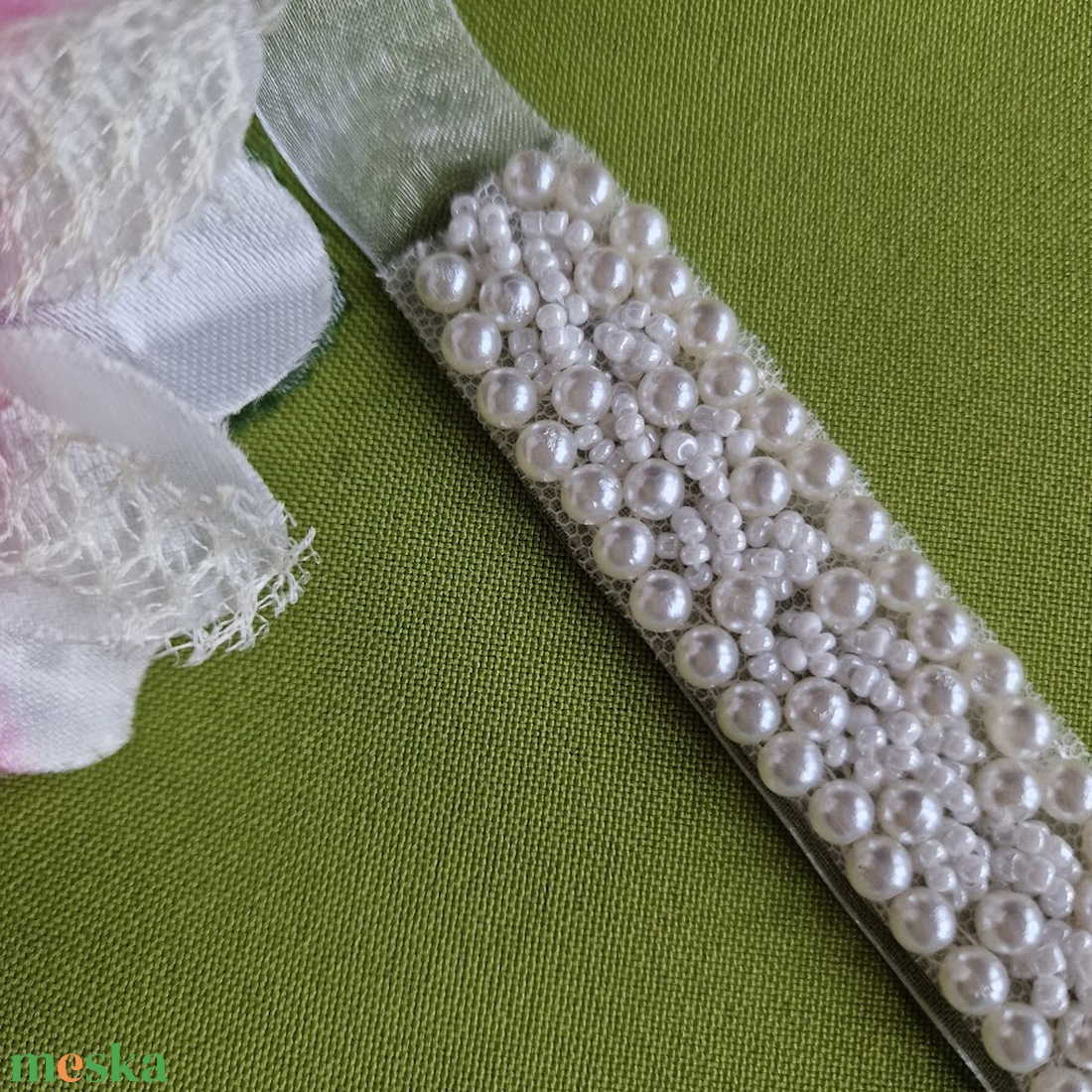 ESKÜVŐ MÖV55 � Handmade - Hófehér és fehér gyöngyös menyasszonyi öv 44x2,3cm-es - esküvő - kiegészítők - öv & pánt - Meska.hu