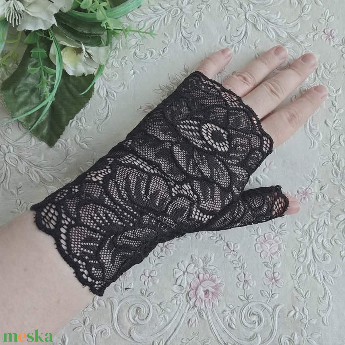 ESKÜVŐ KTY99 - 17cm-es egy ujjas fekete csipke kesztyű - esküvő - kiegészítők - menyasszonyi kesztyűk - Meska.hu