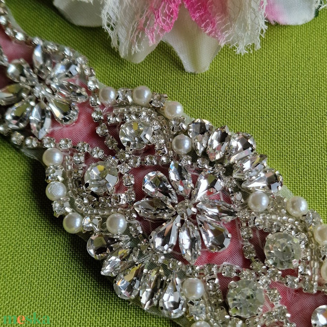 ESKÜVŐ MÖV23 � Strasszos menyasszonyi öv 25x5cm-es választható szatén szalagon - esküvő - kiegészítők - öv & pánt - Meska.hu