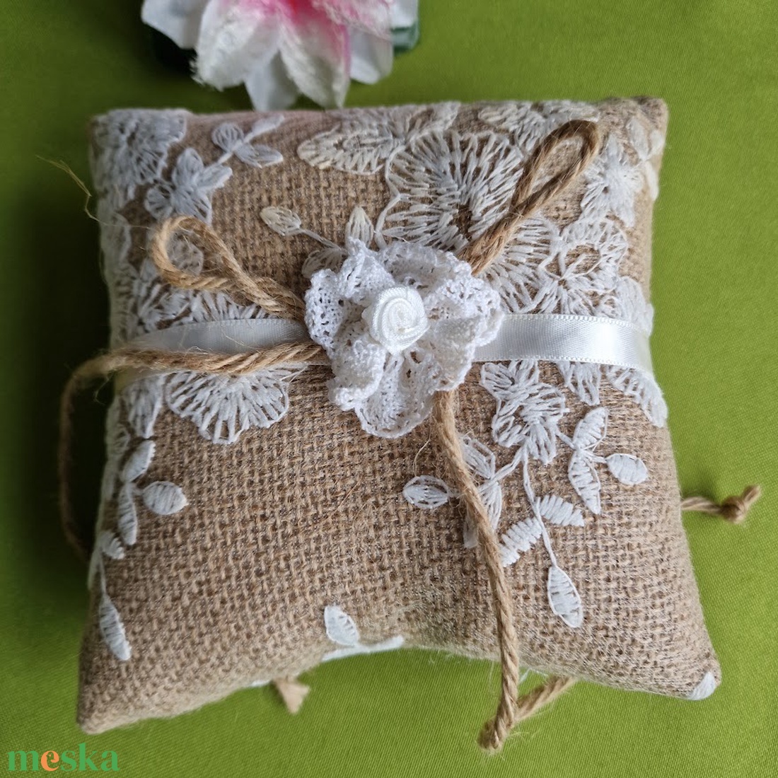ESKÜVŐ GYP32 - Vintage stílusú juta gyűrűpárna csipke rátéttel kb. 14x14cm - esküvő - kiegészítők - gyűrűtartó & gyűrűpárna - Meska.hu