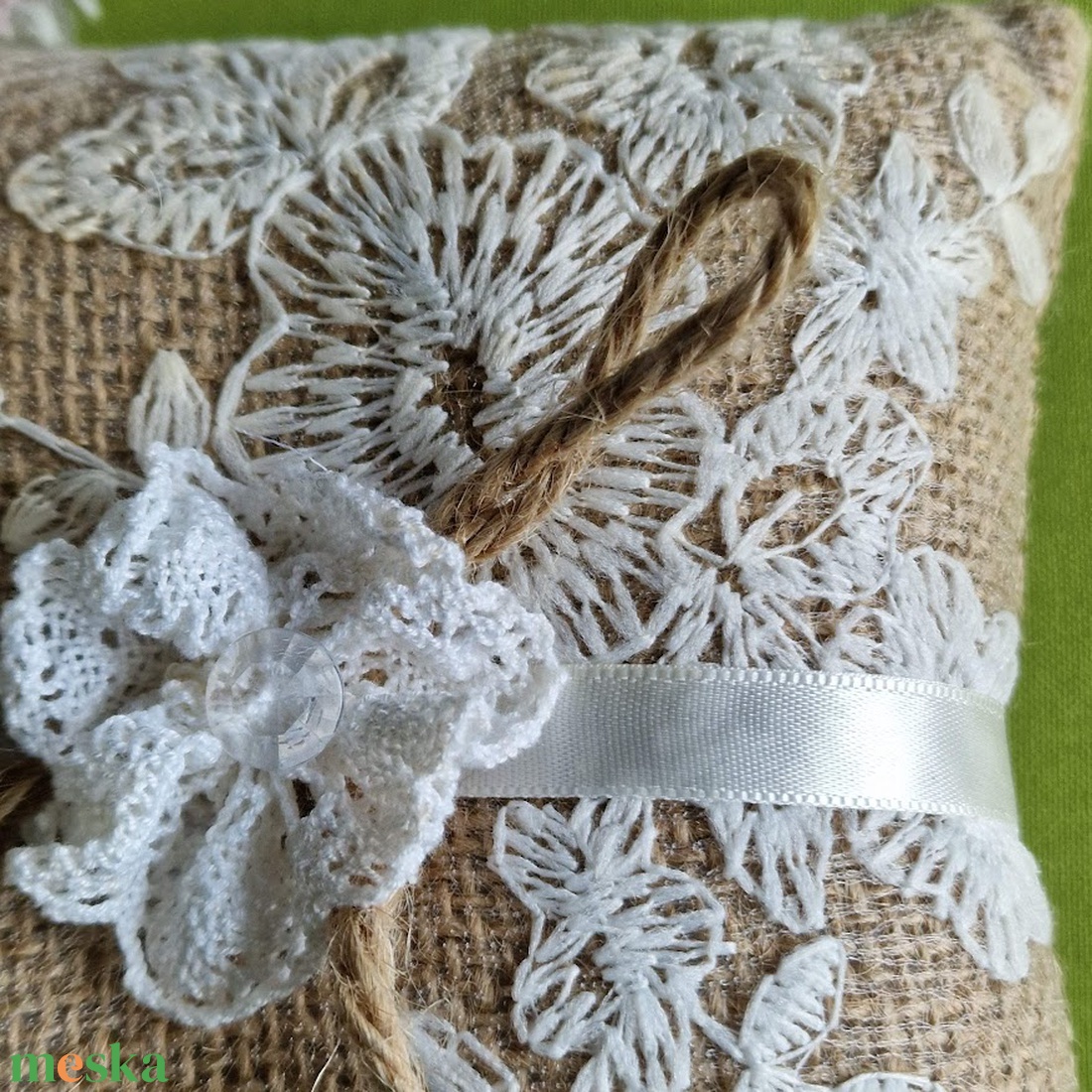 ESKÜVŐ GYP32 - Vintage stílusú juta gyűrűpárna csipke rátéttel kb. 14x14cm - esküvő - kiegészítők - gyűrűtartó & gyűrűpárna - Meska.hu