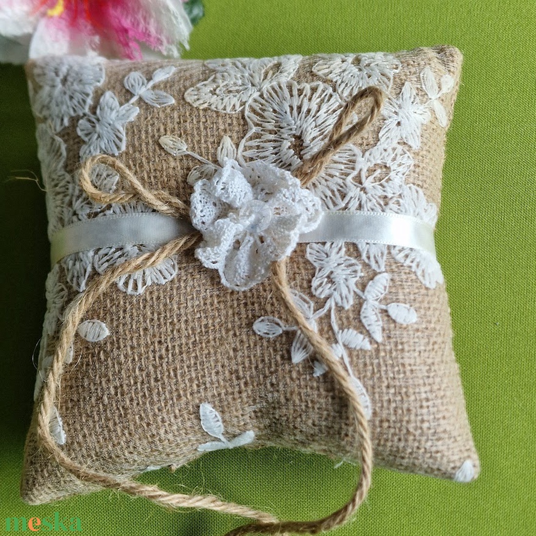 ESKÜVŐ GYP32 - Vintage stílusú juta gyűrűpárna csipke rátéttel kb. 14x14cm - esküvő - kiegészítők - gyűrűtartó & gyűrűpárna - Meska.hu