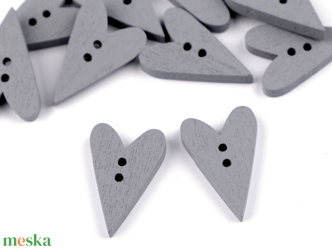 RÖV43 - SZÍV alakú szürke színű fa gomb 18mm - kellékek & szerszámok - rövidáru - gomb - műanyag gomb - Meska.hu