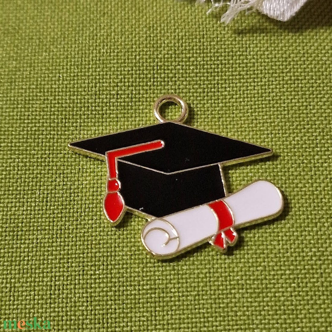 MED01 - Diploma osztóra tűzzománcozott medál 30x25mm - kellékek & szerszámok - ékszerkellék - charmok - Meska.hu