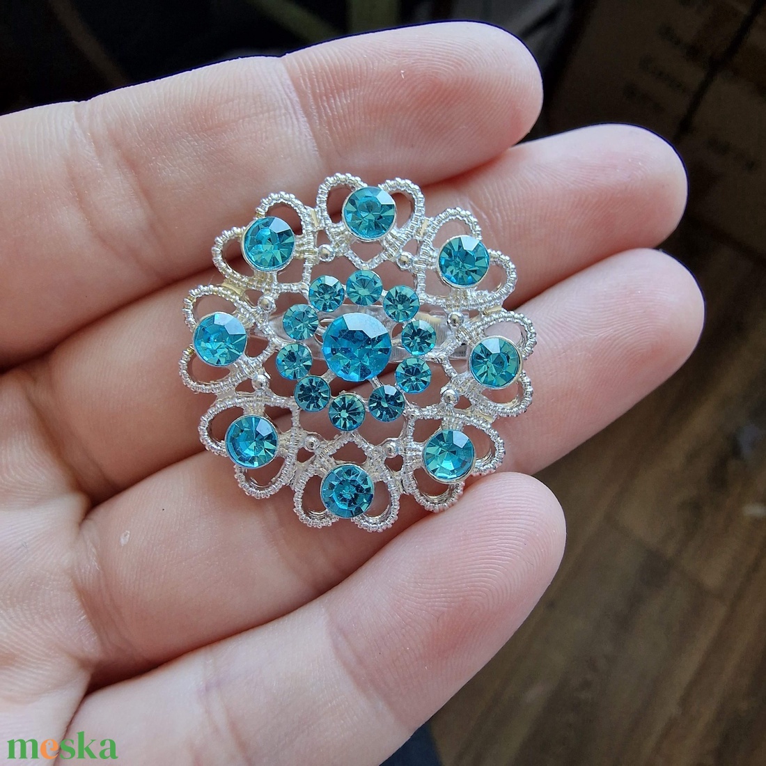 Kitűző, bross BRO25, 26, 47 - strasszos szívecskék 30mm - piros, türkizkék, pink köves - ékszer - kitűző és bross - Meska.hu