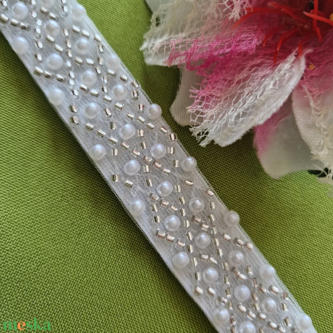 ESKÜVŐ MÖV52 � Handmade - Hófehér és ezüst gyöngyös menyasszonyi öv 28x2cm-es - esküvő - kiegészítők - öv & pánt - Meska.hu