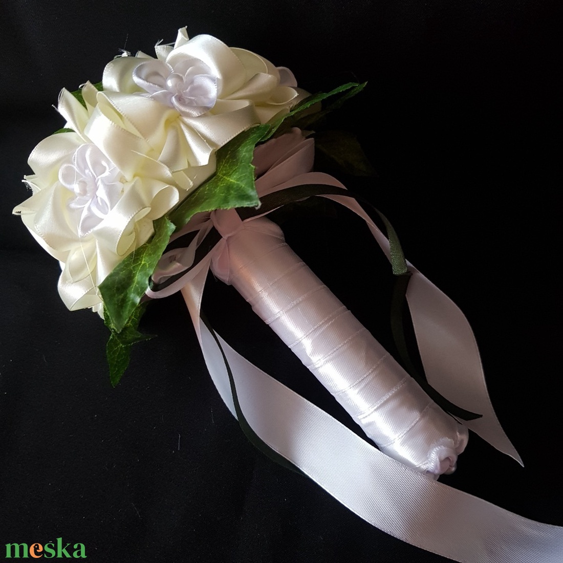 ESKÜVŐ MCS12 - 17x21cm-es Menyasszonyi csokor krém és gyöngyös fehér virágokból - esküvő - menyasszonyi- és dobócsokor - Meska.hu